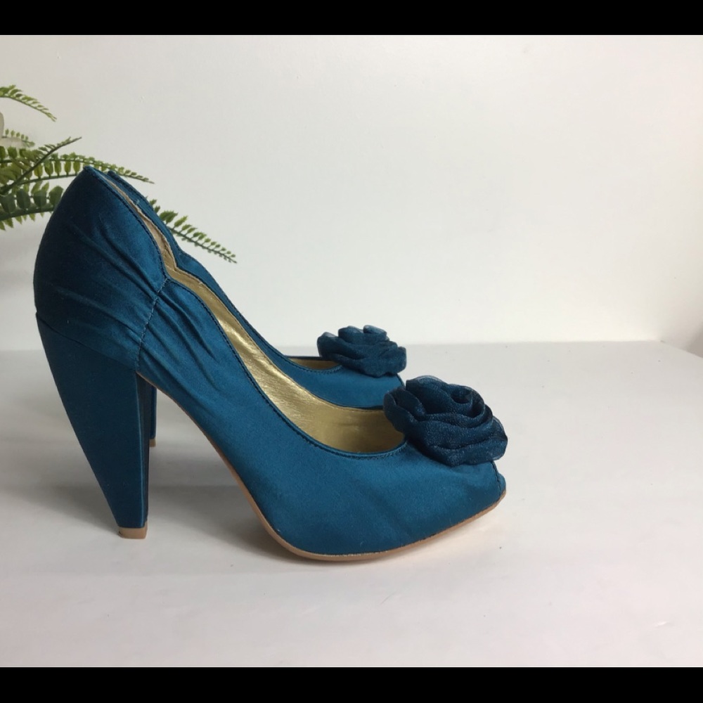 SEYCHELLES SATIN BOW OPEN TOE HEELS SZ 7